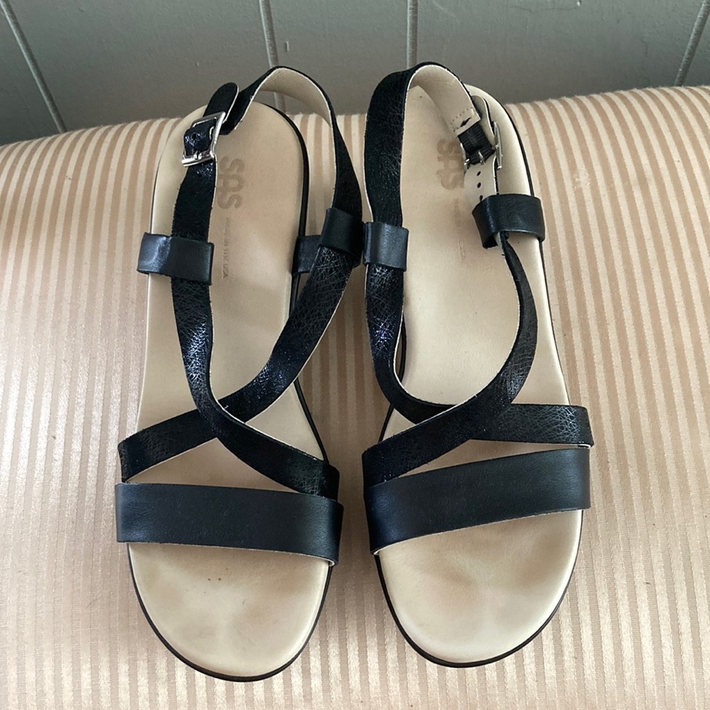 SAS Wedge Sandel Black with crisscross strap.